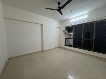 Room in 2 BHK Apartment at Silver Arch Eden woods, Andheri West – for Rent