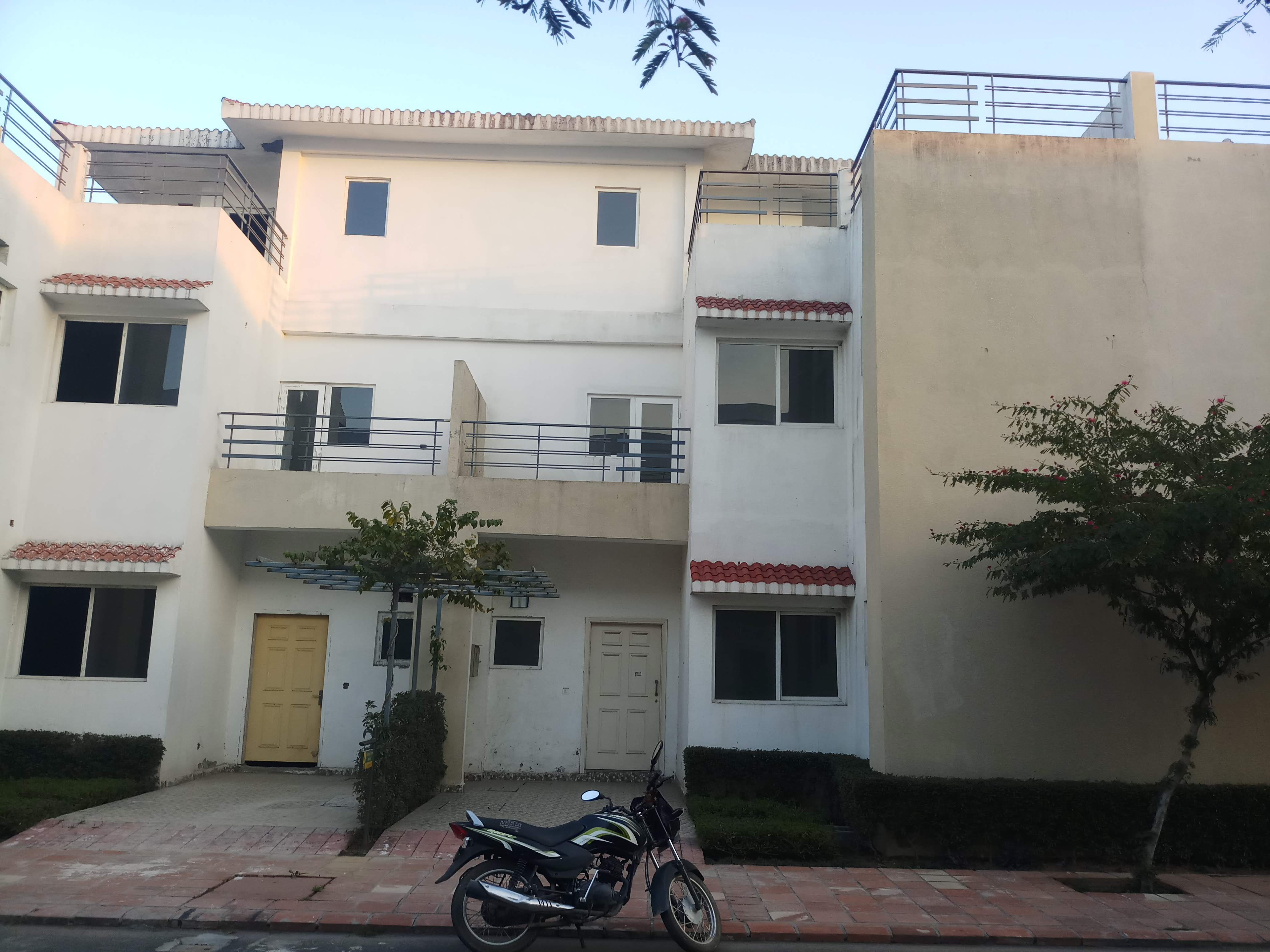 4 BHK + Servant Room 3008 Sq.Ft. Villa in Paramount Golfforeste Villas