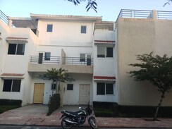 4 BHK + Servant Room Villa For Sale in Paramount Golfforeste Villas