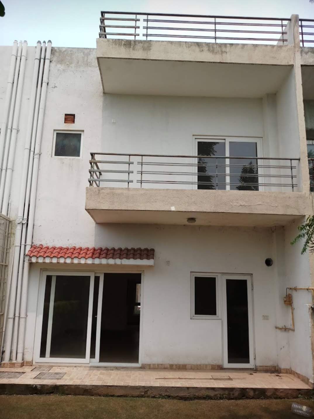 3 BHK + Servant Room Villa For Sale in Paramount Golfforeste Villas