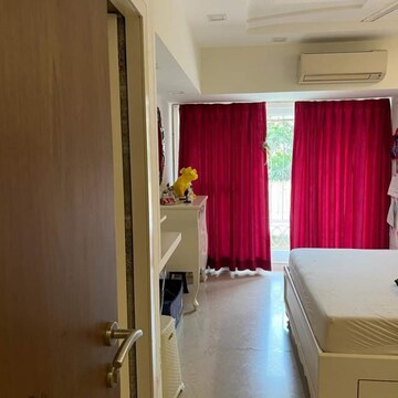 Team Area in 2 BHK Apartment at Andheri West – for Rent