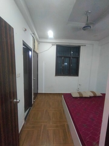 Room in 3 BHK Apartment at Gomti Nagar – for Rent