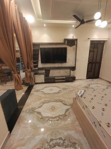 Room in 3 BHK Apartment at Gomti Nagar – for Rent