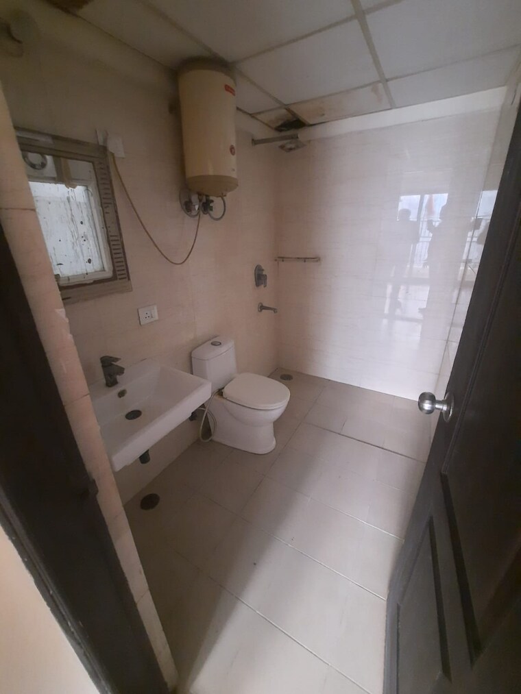 Bathroom, sethi-max-royale 2 Bedroom 895 Sq.Ft. Apartment In Sector 76 Noida 9202800