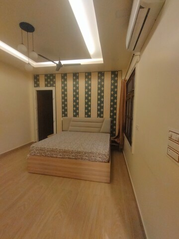 Room in 3 BHK Apartment at Gomti Nagar – for Rent