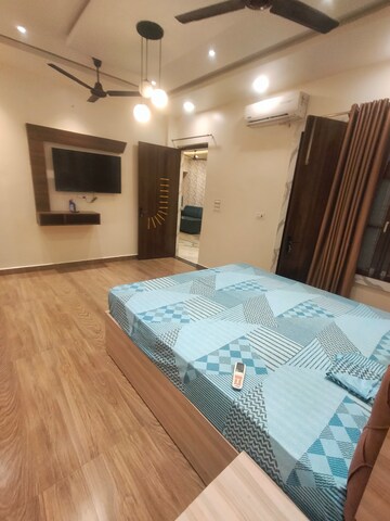 Bedroom in 3 BHK Apartment at Gomti Nagar – for Rent