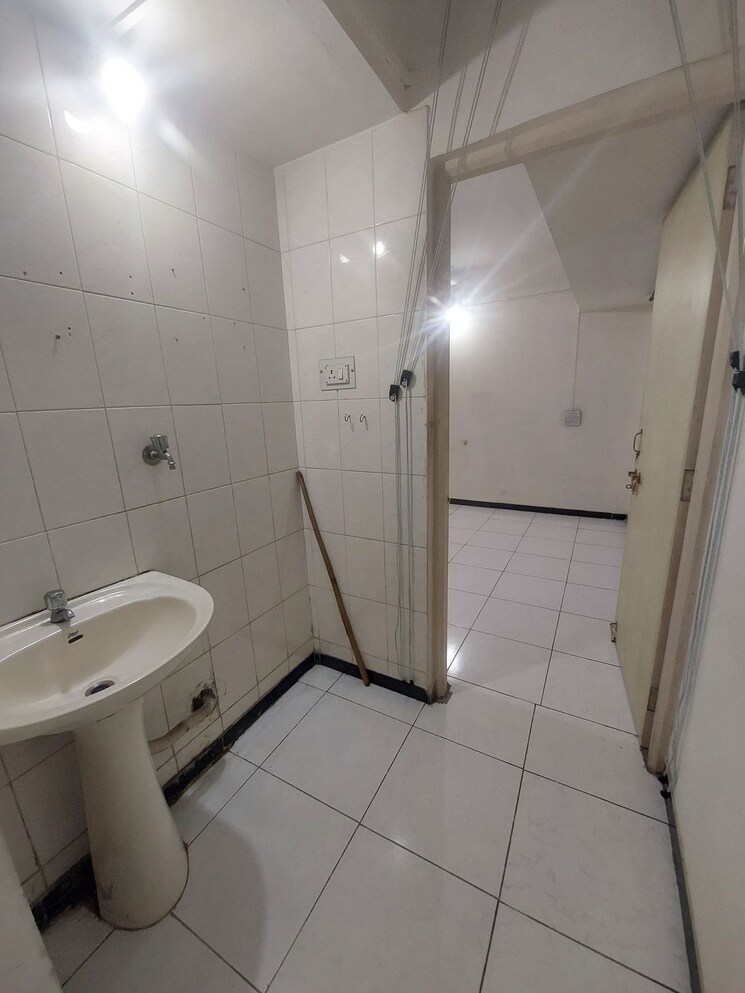 Bathroom, pragati-apartments-dahanukar-colony 1 Bedroom 610 Sq.Ft. Apartment In Dahanukar Colony Pune 9202802