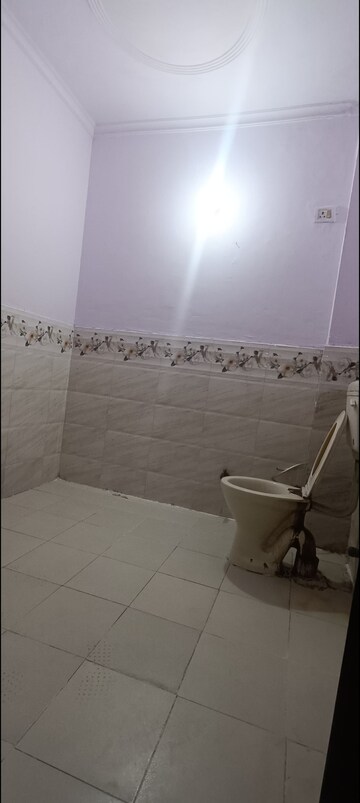 Bathroom in 1.5 BHK Builder Floor at Mayur Vihar Phase 1 – for Rent