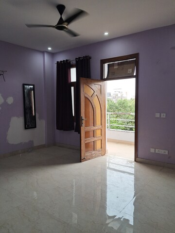 Furnished Amenities in 3 BHK Independent House at Tulip Mall, Sector 46 – for Rent