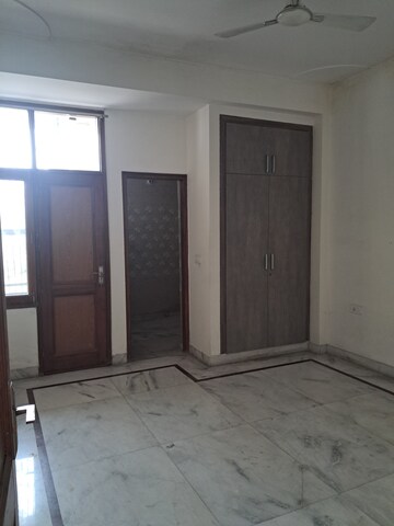 Furnished Amenities in 3.5 BHK Independent House at Tulip Mall, Sector 46 – for Rent