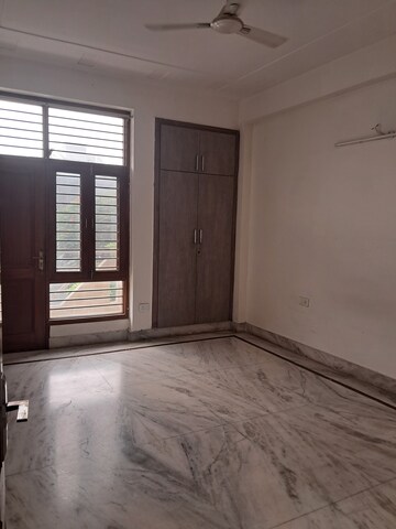Balcony in 3.5 BHK Independent House at Tulip Mall, Sector 46 – for Rent