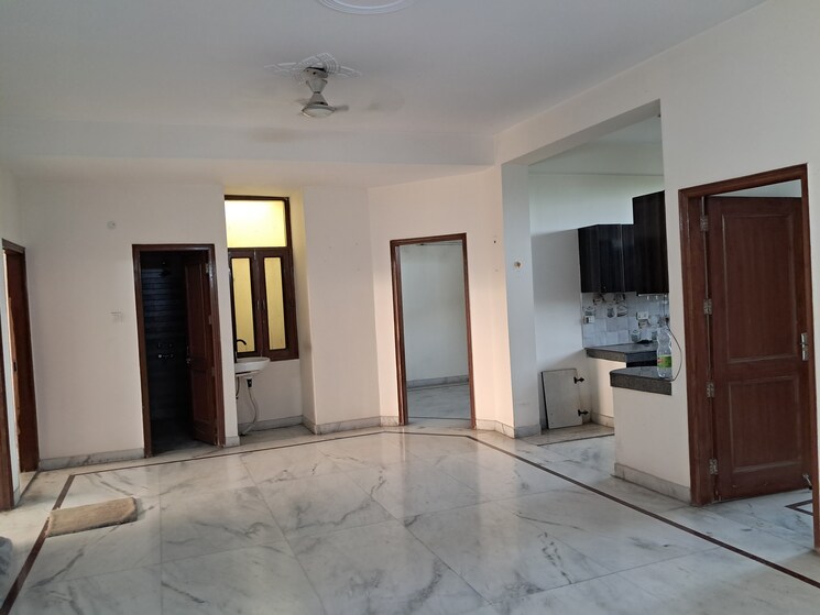 Room, tulip-mall 3.5 Bedroom 200 Sq.Mt. Independent House In Sector 46 Noida 9202866