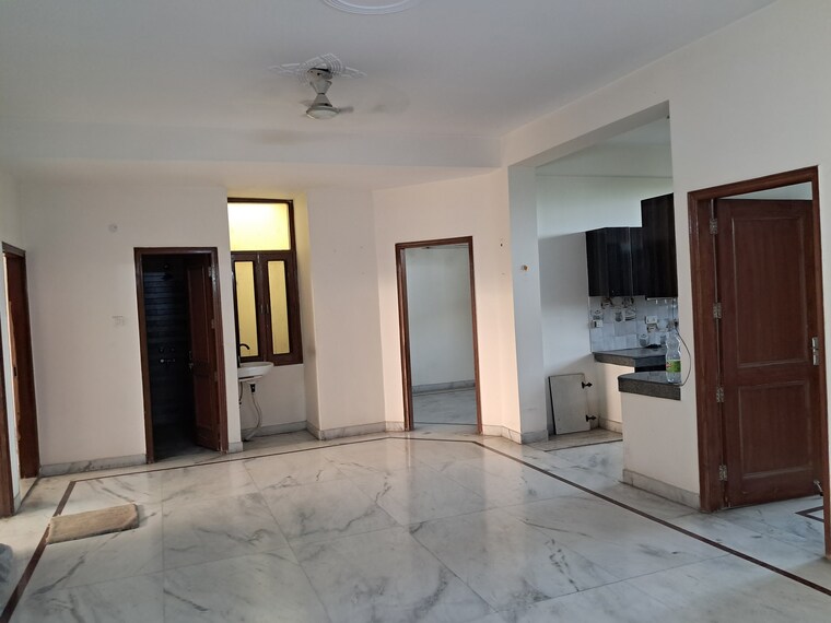 Room, tulip-mall 3.5 Bedroom 200 Sq.Mt. Independent House In Sector 46 Noida 9202866