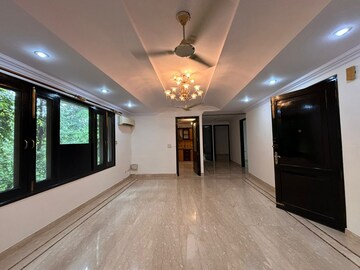 Room in 4 BHK Apartment at Vasant Vihar – for Rent