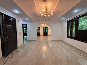 Room in 4 BHK Apartment at Vasant Vihar – for Rent