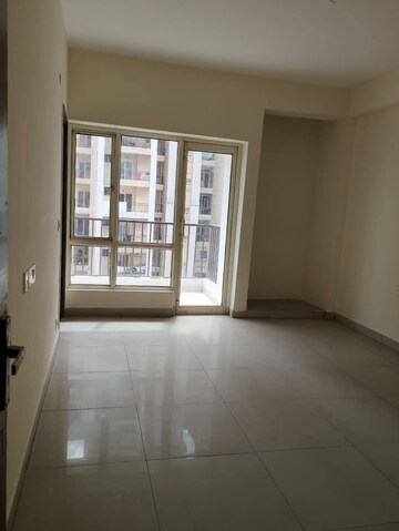 Room in 2 BHK Apartment at Amrapali Centurian Park Phase II, Tech Zone 4 Greater Noida – for Rent