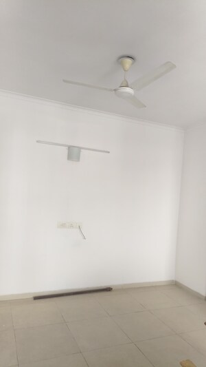 Room in 2 BHK Apartment at Jaypee Greens Pavilion Court, Sector 128 – for Rent