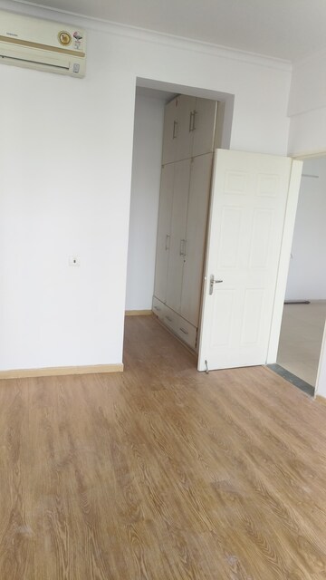 Room in 2 BHK Apartment at Jaypee Greens Pavilion Court, Sector 128 – for Rent