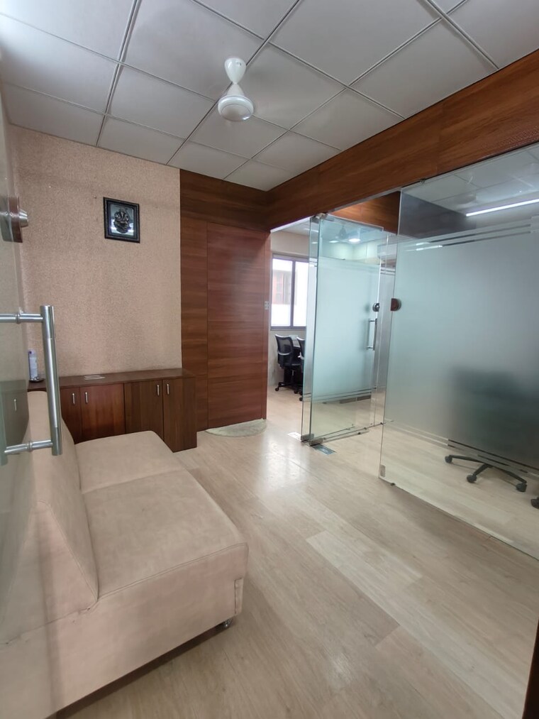 Room, adajan Commercial Office Space 450 Sq.Ft. In Adajan Surat 9202945