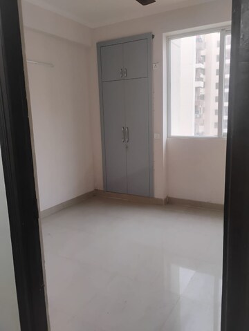 Room in 2 BHK Apartment at Amrapali Golf Homes, Sector 4 Greater Noida – for Rent