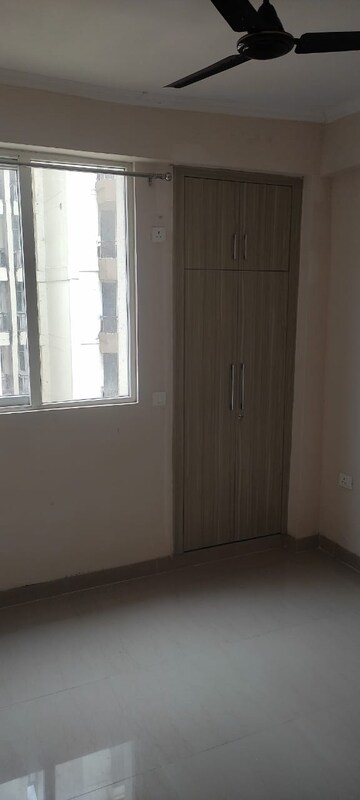 Room in 2 BHK Apartment at Amrapali Golf Homes, Sector 4 Greater Noida – for Rent