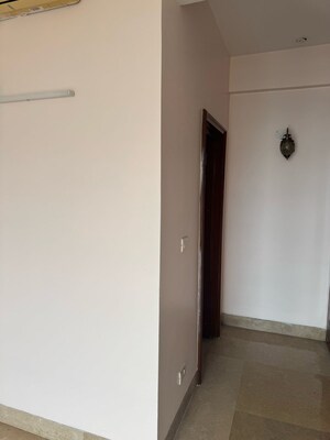 Room in 4 BHK Apartment at Jaypee Green Earth Court, Jaypee Greens – for Rent