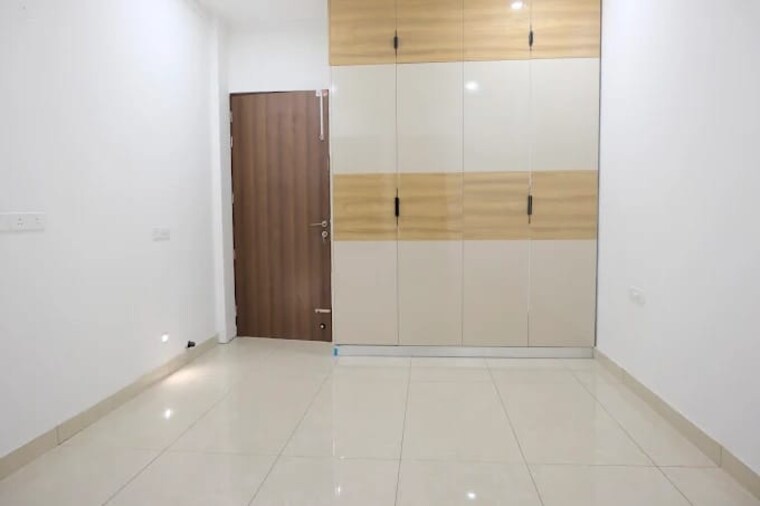 Room, sector 115 3 Bedroom 140 Sq.Yd. Apartment In Sector 115 Mohali 9201324