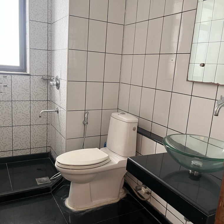 Bathroom, unitech-uniworld-gardens 3 Bedroom 2086 Sq.Ft. Apartment In Islampur Gurgaon 9203109