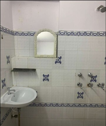 Master Bedroom in 2 BHK Independent House at Gomti Nagar – for Rent