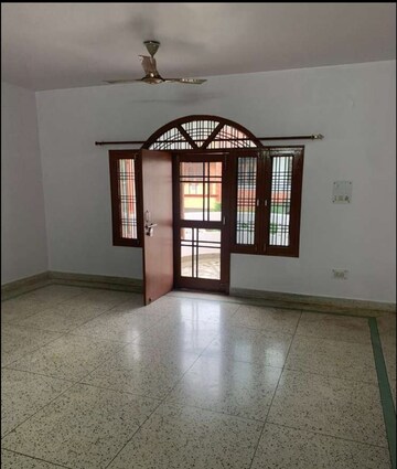Room in 2 BHK Independent House at Gomti Nagar – for Rent
