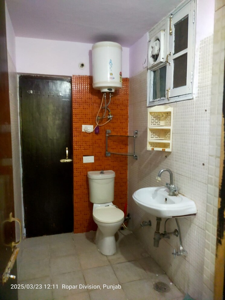 Bathroom, prem-satyam-swastik-apartment 2 Bedroom 1200 Sq.Ft. Apartment In Patiala Road Zirakpur 9203304