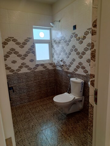 Bathroom in 3 BHK Builder Floor at BPTP Parkland Pride, Sector 77 – for Sale
