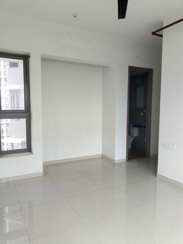 Room in 2 BHK Apartment at Kalpataru Paramount, Kapur Bawdi – for Rent