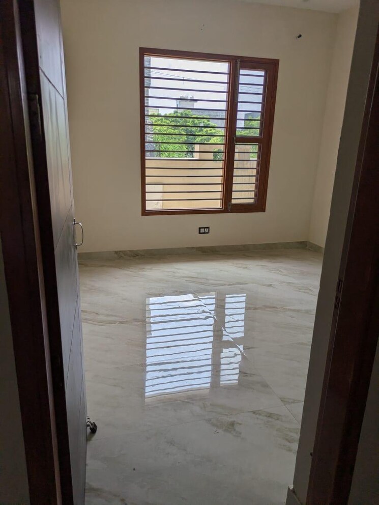 Room, vip road 3 Bedroom 1100 Sq.Ft. Independent House In Vip Road Zirakpur 9203356