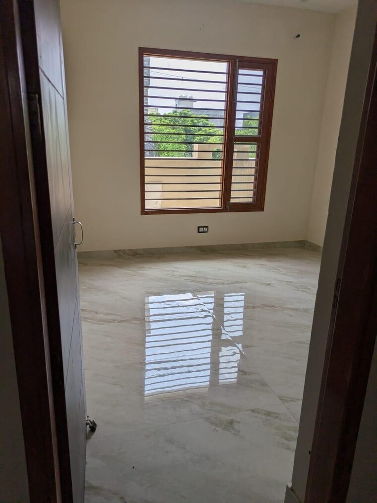 Room, vip road 3 Bedroom 1100 Sq.Ft. Independent House In Vip Road Zirakpur 9203356