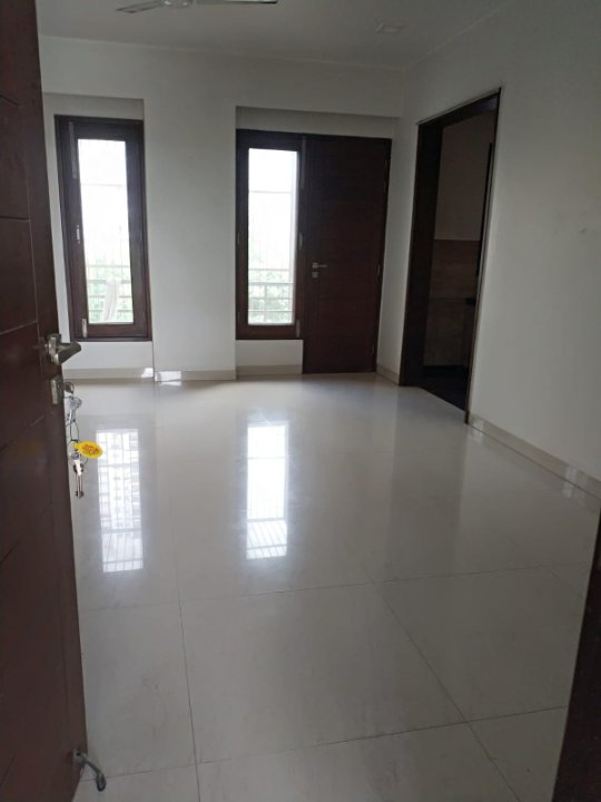 2.5 BHK + Servant Room Apartment For Rent in Arun Vihar Sector 37