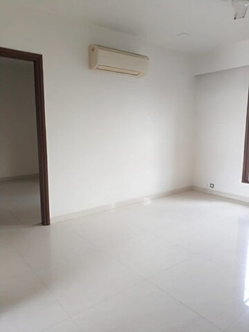Room in 2.5 BHK Apartment at Arun Vihar Sector 37, Sector 37 – for Rent