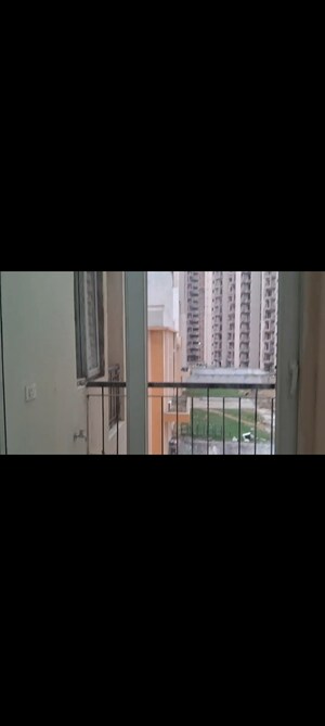 Room in 2 BHK Apartment at Amrapali Dream Valley, Tech Zone 4 Greater Noida – for Rent
