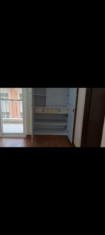 Room in 2 BHK Apartment at Amrapali Dream Valley, Tech Zone 4 Greater Noida – for Rent