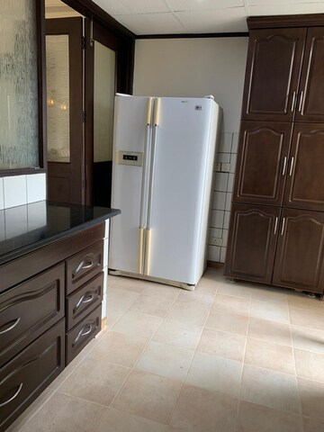 Room in 3.5 BHK Apartment at Unitech Uniworld Gardens, Sector 47 – for Rent