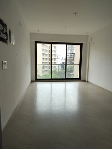 Room in 3 BHK Apartment at Naman Habitat, Andheri West – for Rent