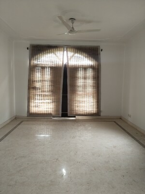  Showroom For Rent in Sarita Vihar