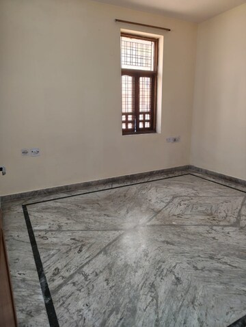 Room in 2 BHK Builder Floor at Satyam Plaza, Sector 15 – for Rent