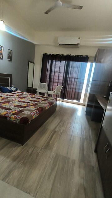 Bedroom in 1 BHK Apartment at Paramount Golfforeste, Zeta I Greater Noida – for Rent