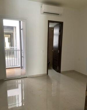 Room in 3 BHK Apartment at Smart World Orchard, Sector 61 – for Rent