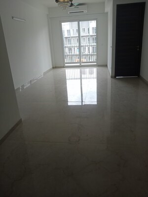 Room in 3 BHK Apartment at Smart World Orchard, Sector 61 – for Rent