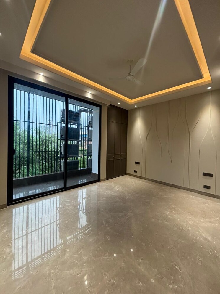 Room, east of kailash 4 Bedroom 311 Sq.Yd. Builder Floor In East Of Kailash Delhi 9203974