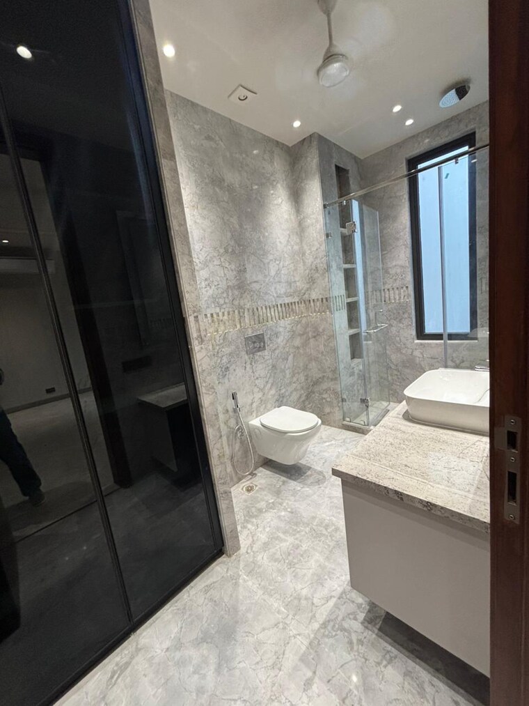 Bathroom, east of kailash 4 Bedroom 311 Sq.Yd. Builder Floor In East Of Kailash Delhi 9203974