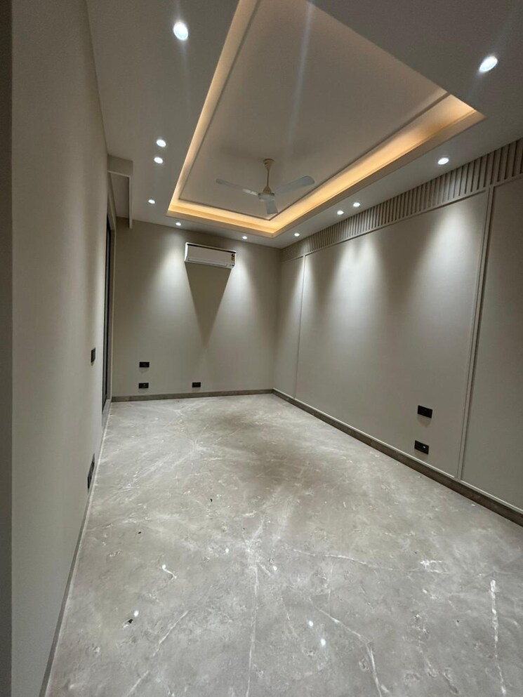 Room, east of kailash 4 Bedroom 311 Sq.Yd. Builder Floor In East Of Kailash Delhi 9203974