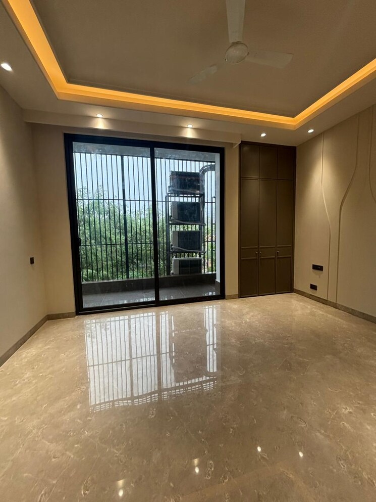 Room, east of kailash 4 Bedroom 311 Sq.Yd. Builder Floor In East Of Kailash Delhi 9203974